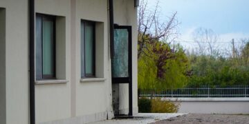 Esplosione nella notte: ordigno davanti alla sede dei testimoni di Geova