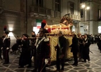 Le donne e i più fragili ai fiocchi d’onore della bara del Cristo Morto