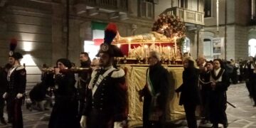 Le donne e i più fragili ai fiocchi d’onore della bara del Cristo Morto