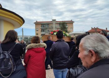 Ultimo saluto a Cesare Notaro, centinaia di persone si stringono ai familiari