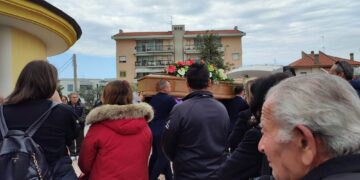 Ultimo saluto a Cesare Notaro, centinaia di persone si stringono ai familiari