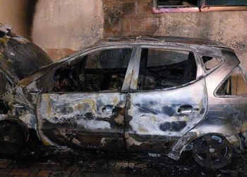 Vasto, incendio d’auto in via del Porto. Vigili del fuoco salvano garage