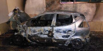 Vasto, incendio d’auto in via del Porto. Vigili del fuoco salvano garage