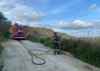 Incendio a Scerni: il vento alimenta le fiamme, circoscritte dai vigili del fuoco
