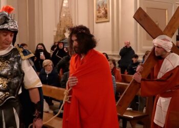 Passione vivente in chiesa causa maltempo: centinaia di fedeli a Santa Maria Maggiore