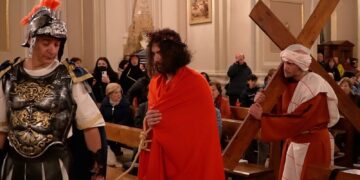 Passione vivente in chiesa causa maltempo: centinaia di fedeli a Santa Maria Maggiore