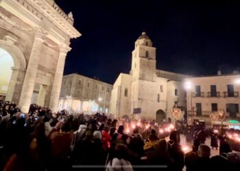 La musica di Masciangelo riecheggia in piazza durante la fiaccolata degli Incappucciati