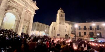 La musica di Masciangelo riecheggia in piazza durante la fiaccolata degli Incappucciati