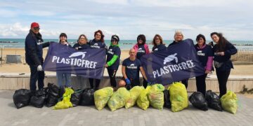Guanti e sacchi: volontari di Plasticfree puliscono San Salvo Marina