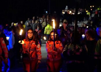 La processione aux flambeau con la statua della Madonna di Fatima