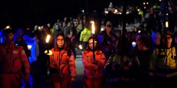 La processione aux flambeau con la statua della Madonna di Fatima