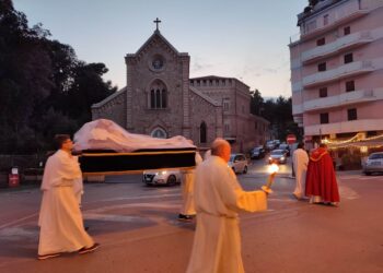 Il rito delle due processioni: Via Crucis nella città antica e a Vasto Marina