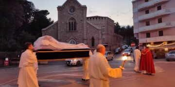 Il rito delle due processioni: Via Crucis nella città antica e a Vasto Marina