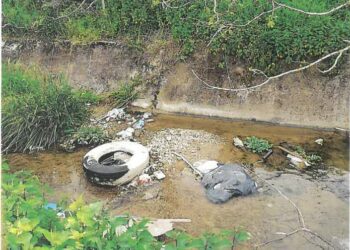 Incivili in località Passo della Noce: rifiuti anche nel corso d’acqua