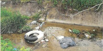 Incivili in località Passo della Noce: rifiuti anche nel corso d’acqua