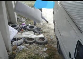 Incivili scaricano materassi alla foce del Trigno, ma vengono fotografati: «Saranno sanzionati»