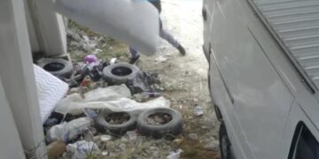 Incivili scaricano materassi alla foce del Trigno, ma vengono fotografati: «Saranno sanzionati»