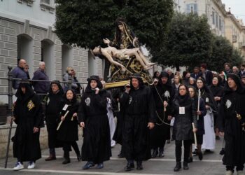 Sabato Santo, una processione silenziosa e raccolta con la statua della Pietà