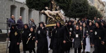 Sabato Santo, una processione silenziosa e raccolta con la statua della Pietà