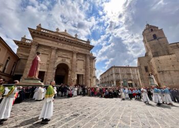 In piazza Plebiscito rivive la tradizione dell’Incontro dei Santi