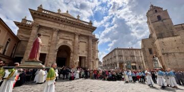 In piazza Plebiscito rivive la tradizione dell’Incontro dei Santi