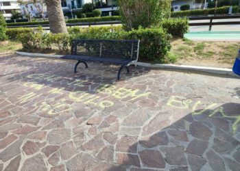 Davanti a ogni panchina una scritta a terra: imbrattato il lungomare