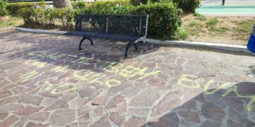 Davanti a ogni panchina una scritta a terra: imbrattato il lungomare