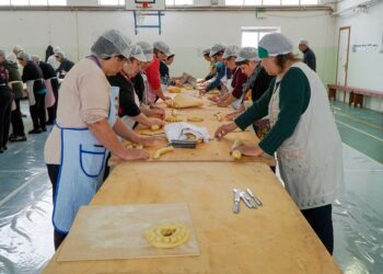 Il ritorno della tradizione: a San Salvo volontari al lavoro per preparare i taralli di San Vitale