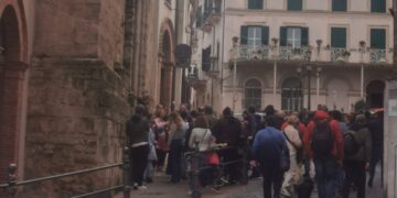 Slalom nel traffico e negozi chiusi, l’altra faccia del turismo religioso a Lanciano