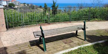 Panchine, fioriere, scritte: la furia dei vandali è inarrestabile