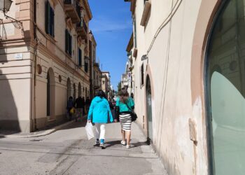 In sella alla moto rubata, scappa all’alt della polizia locale. Inseguito in pieno centro