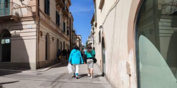 In sella alla moto rubata, scappa all’alt della polizia locale. Inseguito in pieno centro