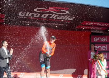 Il gigante Jonathan Milan trionfa in volata sul traguardo di San Salvo