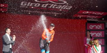 Il gigante Jonathan Milan trionfa in volata sul traguardo di San Salvo