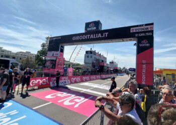 L’attesa della carovana rosa a San Salvo Marina: le voci dall’arrivo