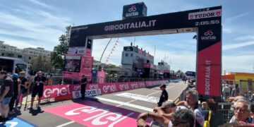 L’attesa della carovana rosa a San Salvo Marina: le voci dall’arrivo