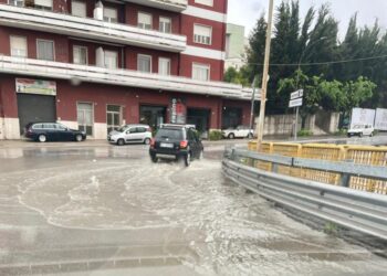 Forte grandinata, strade allagate e tombini saltati