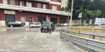 Forte grandinata, strade allagate e tombini saltati