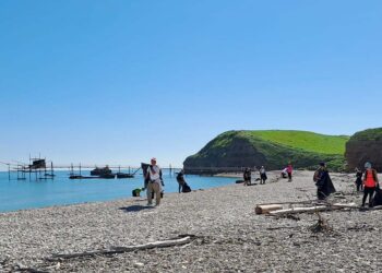 Pulizia di Punta Aderci e Mottagrossa: i volontari del Cai recuperano anche 2 serbatoi d’acciaio