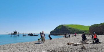 Pulizia di Punta Aderci e Mottagrossa: i volontari del Cai recuperano anche 2 serbatoi d’acciaio