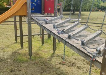 Giochi rotti e pericolosi nel parco del quartiere Santa Rita