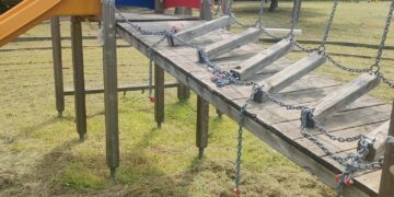Giochi rotti e pericolosi nel parco del quartiere Santa Rita