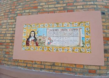 Le maioliche dipinte dagli studenti arricchiscono il mercato di Santa Chiara