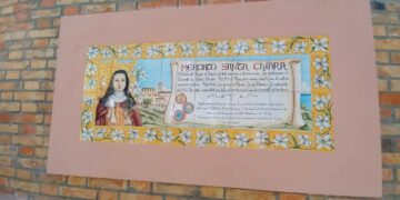 Le maioliche dipinte dagli studenti arricchiscono il mercato di Santa Chiara