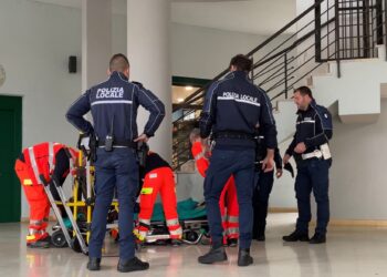 Richiesta d’aiuto, agenti intervengono ma vengono aggrediti da una badante: denunciata