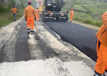 La Provincia non sistema la strada, ci pensa il Comune di Casalanguida: «Situazione vergognosa»