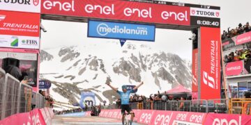 Davide Bais vince in volata la tappa di Campo Imperatore