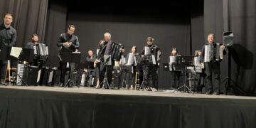 Applausi al Politeama Ruzzi per la Fisarmoniké Orchestra