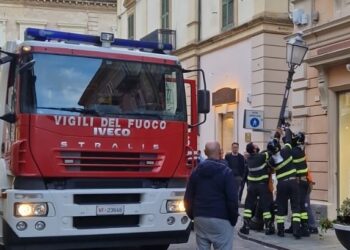 Crolla lampione in corso De Parma, intervengono i vigili del fuoco
