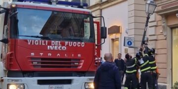 Crolla lampione in corso De Parma, intervengono i vigili del fuoco